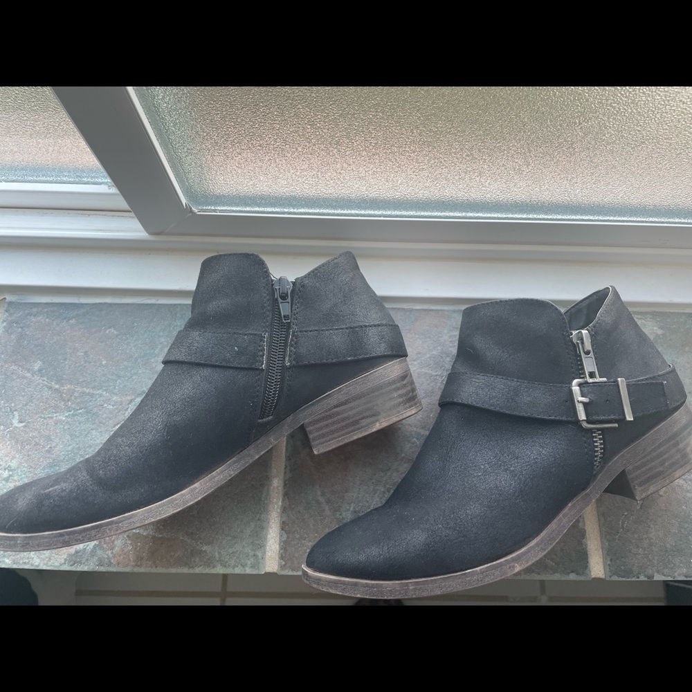 Size 7 1/2 low top black bootie
